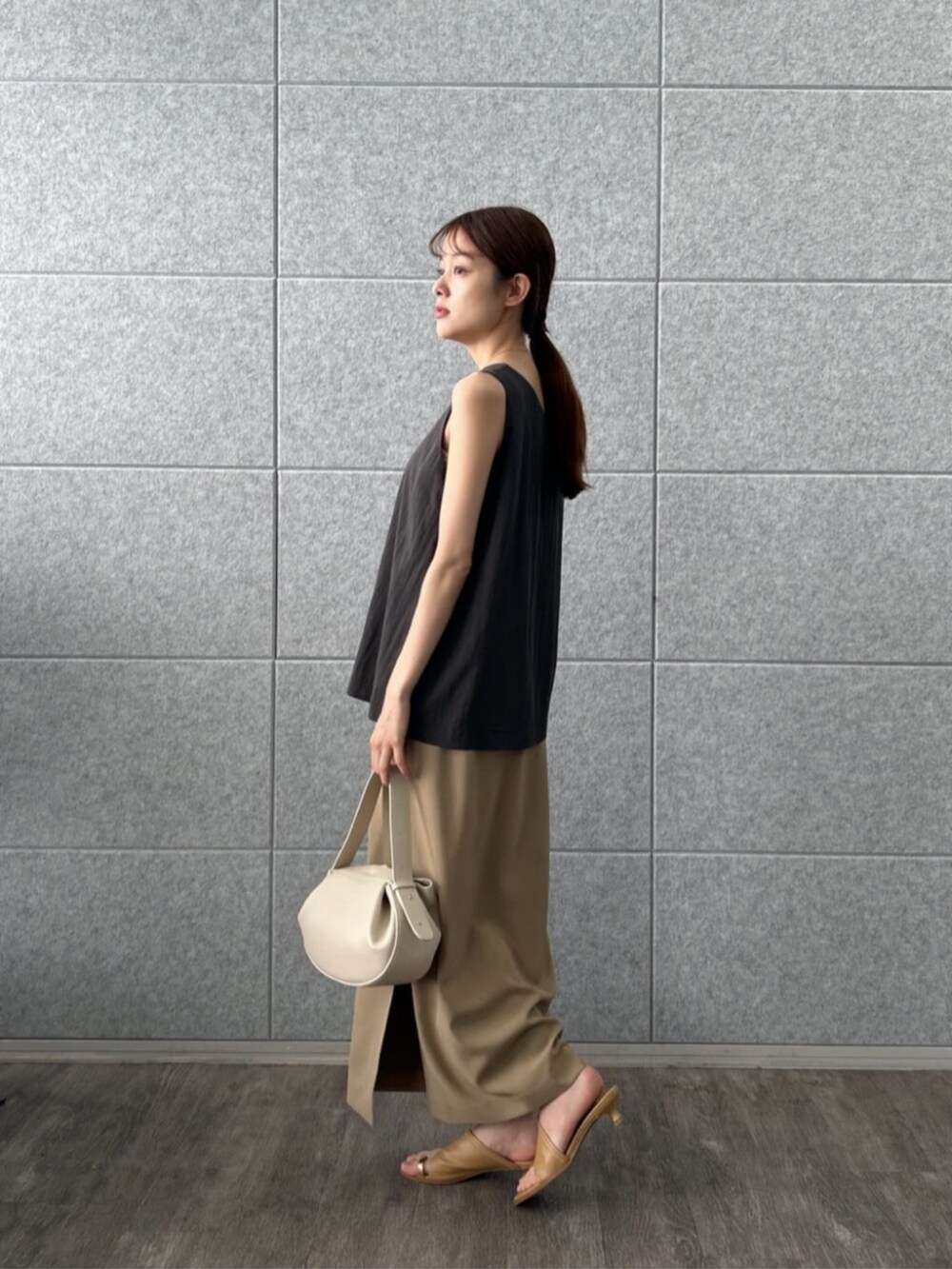 グレー系のスカート、グレー系のシャツ/ブラウスを着用したレディースの夏コーディネートの4枚目の写真