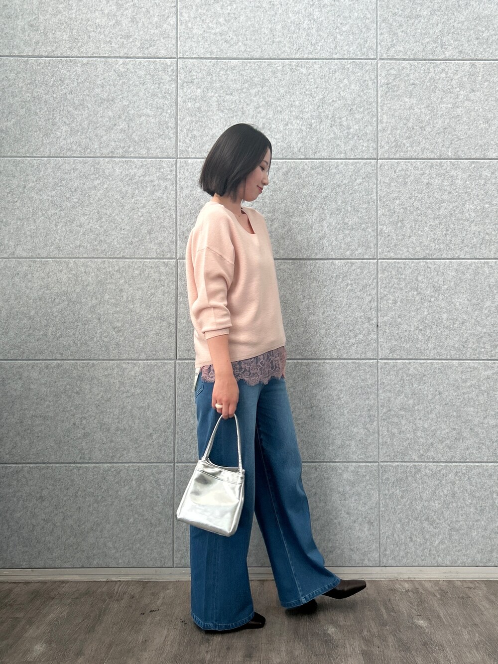 ピンク系のニット/セーター、ピンク系のタンクトップ、ブルー系のデニムパンツを着用したレディースの夏コーディネートの5枚目の写真