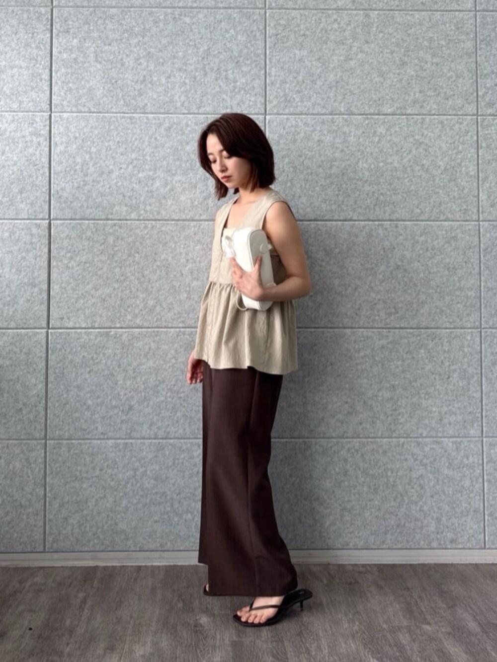 ベージュ系のタンクトップ、ベージュ系のシャツ/ブラウス、ブラウン系のその他パンツを着用したレディースの夏コーディネートの3枚目の写真