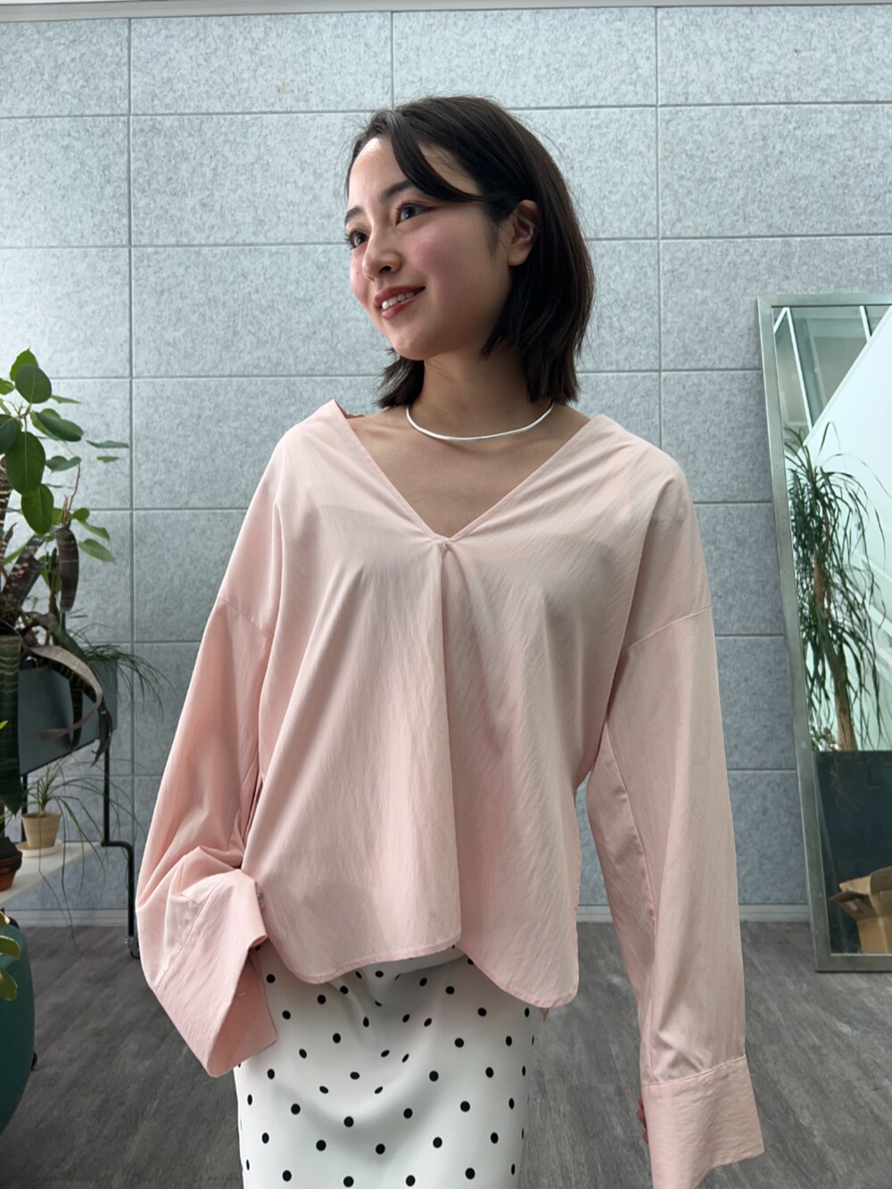 ホワイト系のスカート、ピンク系のシャツ/ブラウスを着用したレディースの春コーディネートの5枚目の写真