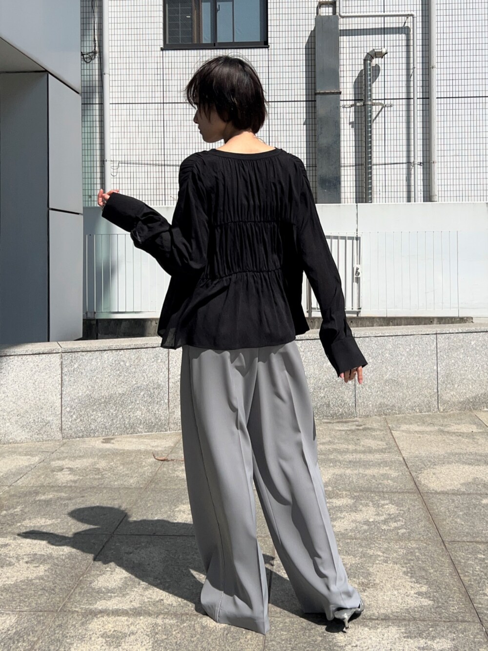 グレー系のその他パンツ、ブラック系のシャツ/ブラウス、ブラック系のタンクトップを着用したレディースの春コーディネートの5枚目の写真