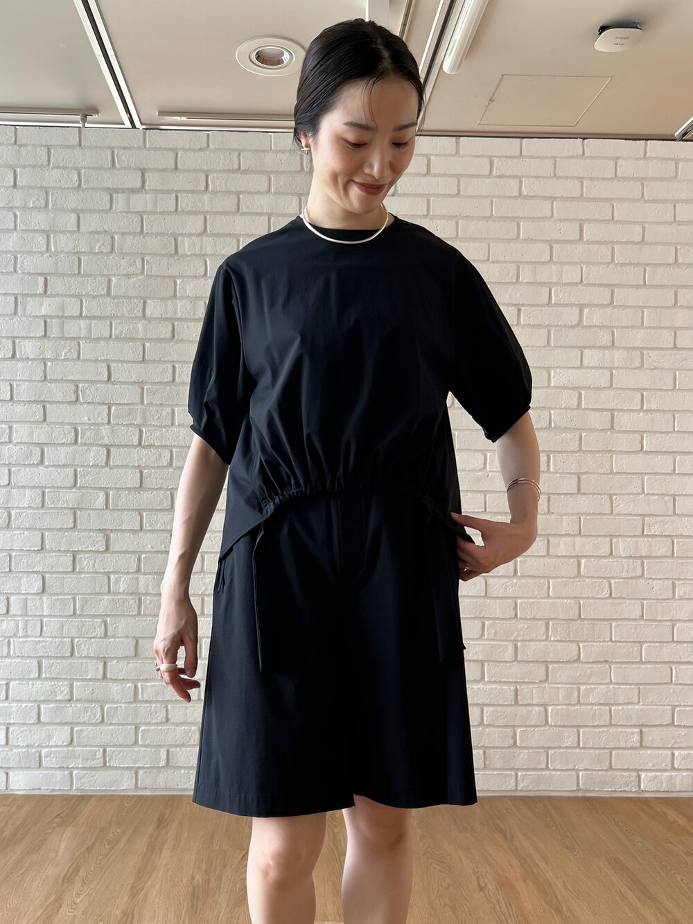 ブラック系のシャツ/ブラウス、ブラック系のその他パンツを着用したレディースの春コーディネートの8枚目の写真