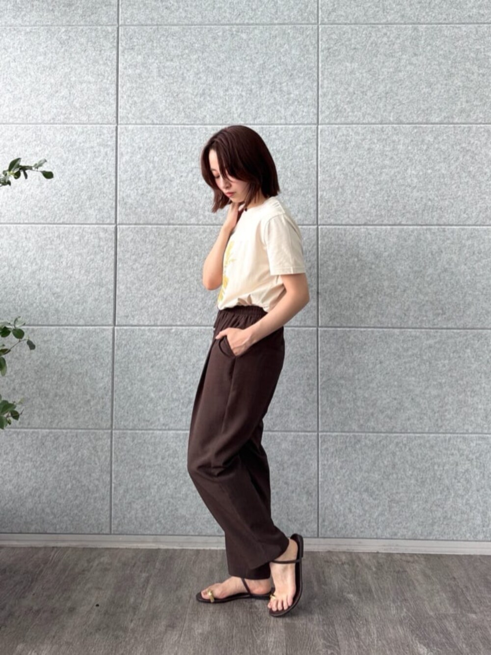 ブラウン系のその他パンツ、ベージュ系のTシャツ/カットソーを着用したレディースの夏コーディネートの3枚目の写真