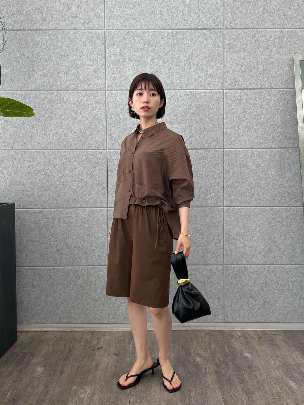 ブラウン系のシャツ/ブラウス、ブラウン系のその他パンツを着用したレディースの夏コーディネートの2枚目の写真
