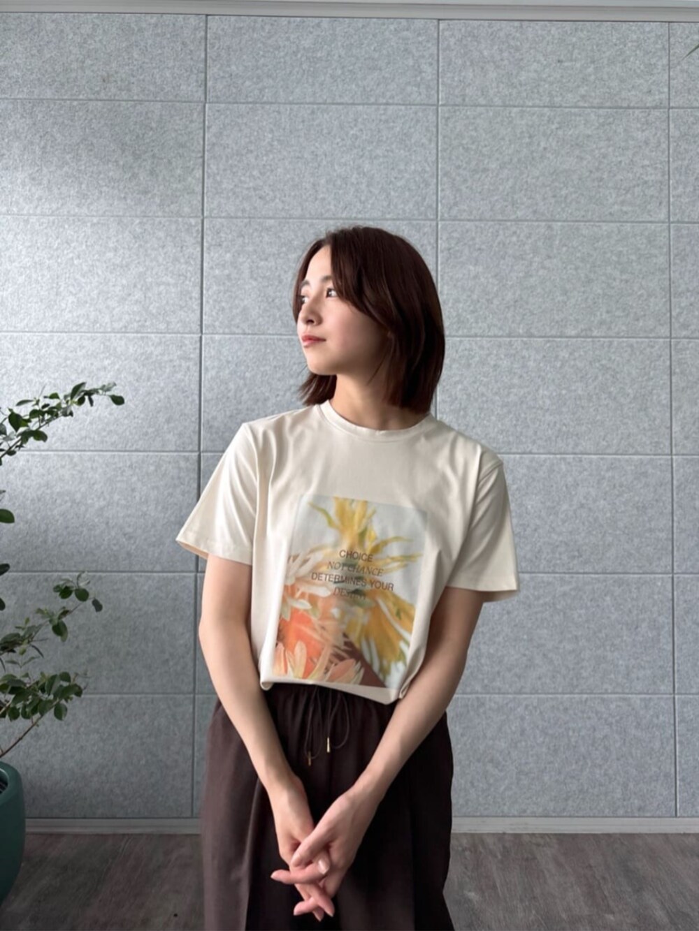 ブラウン系のその他パンツ、ベージュ系のTシャツ/カットソーを着用したレディースの夏コーディネートの2枚目の写真