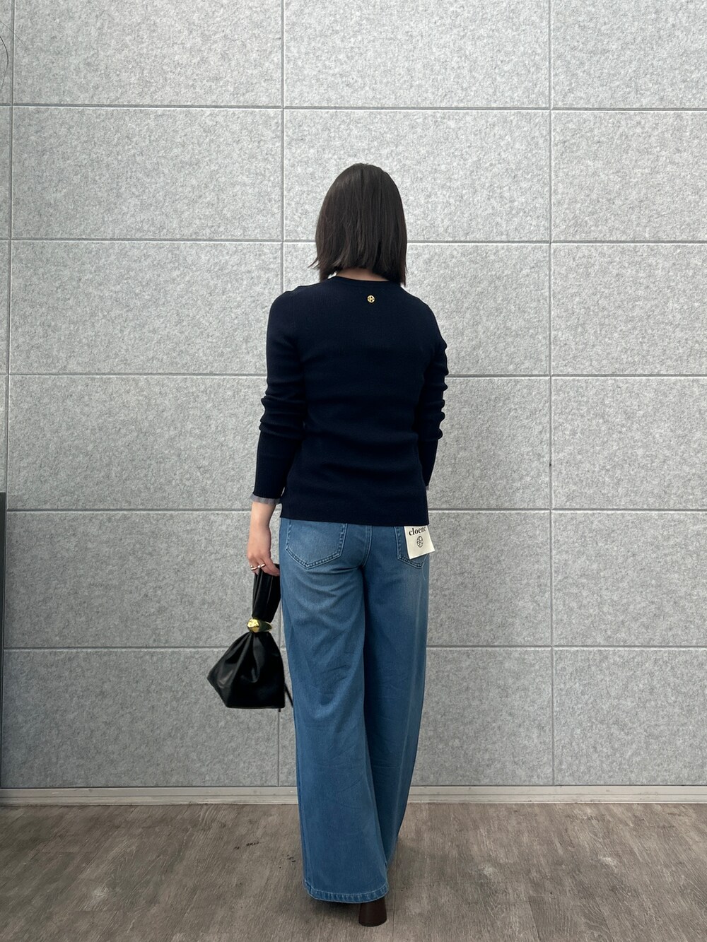 レッド系のカーディガン/ボレロ、ブルー系のデニムパンツを着用したレディースの夏コーディネートの4枚目の写真