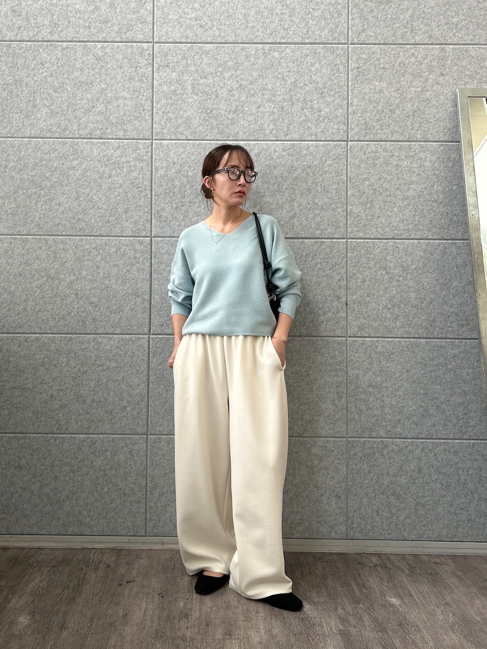ブルー系のニット/セーター、ホワイト系のその他パンツを着用したレディースの秋コーディネートの2枚目の写真