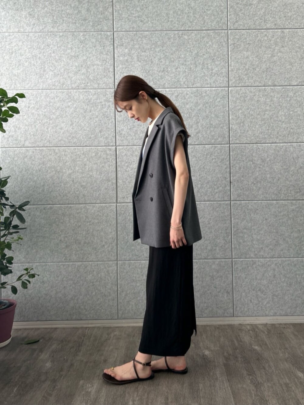 ブラック系のスカート、グレー系のテーラードジャケット、ベージュ系のTシャツ/カットソーを着用したレディースの夏コーディネートの2枚目の写真