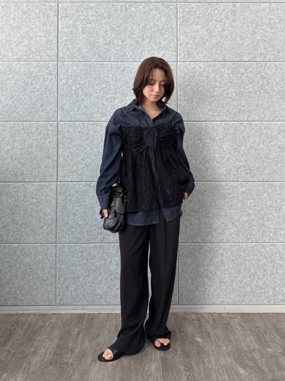 ブラック系のタンクトップ、ブルー系のシャツ/ブラウス、ブラック系のその他パンツを着用したレディースの夏コーディネートの4枚目の写真