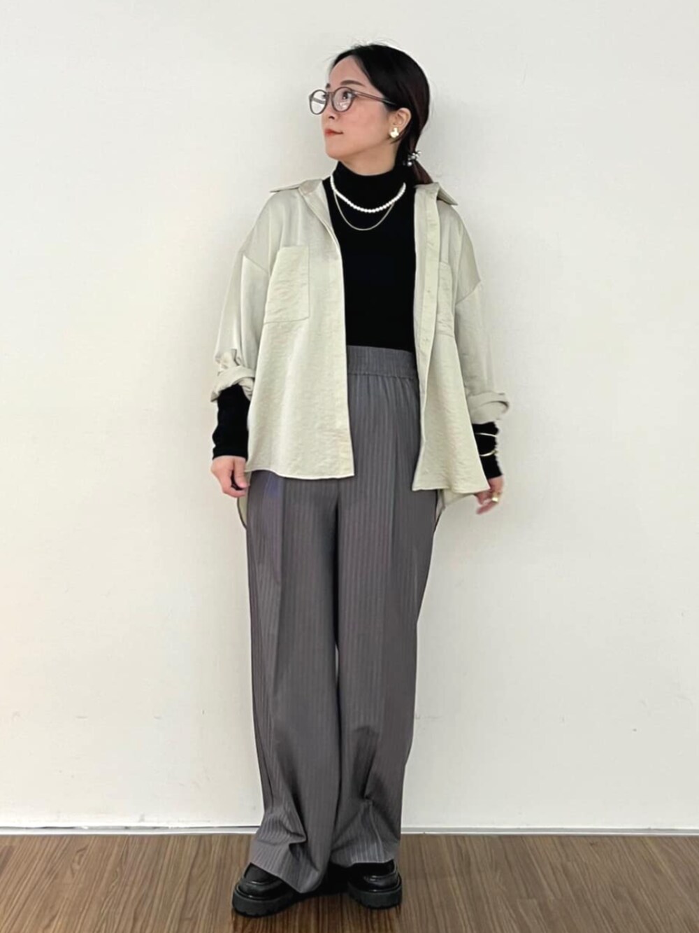 ベージュ系のシャツ/ブラウス、ブラック系のTシャツ/カットソー、グレー系のその他パンツを着用したレディースの秋コーディネートの2枚目の写真