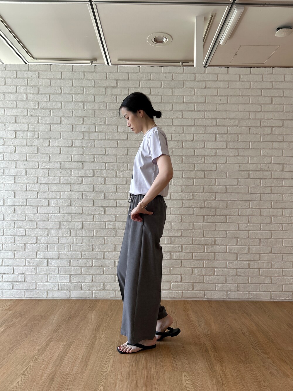 グレー系のその他パンツを着用したレディースの春コーディネートの4枚目の写真
