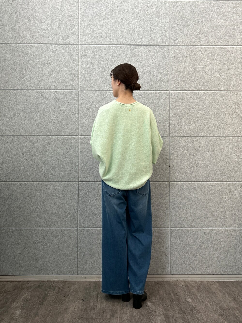 グリーン系のニット/セーターを着用したレディースの夏コーディネートの3枚目の写真