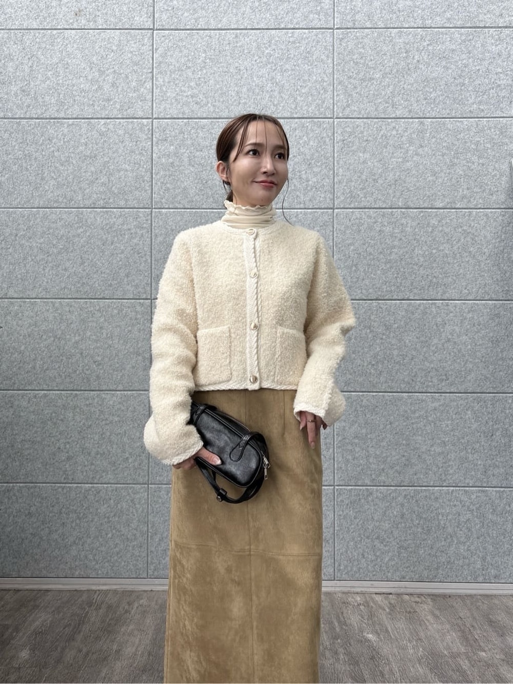 ホワイト系のTシャツ/カットソー、ホワイト系のカーディガン/ボレロ、ブラウン系のスカートを着用したレディースの秋コーディネートの9枚目の写真