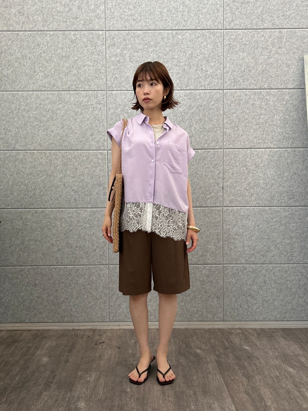 パープル系のシャツ/ブラウス、ブラウン系のその他パンツを着用したレディースの夏コーディネートの2枚目の写真