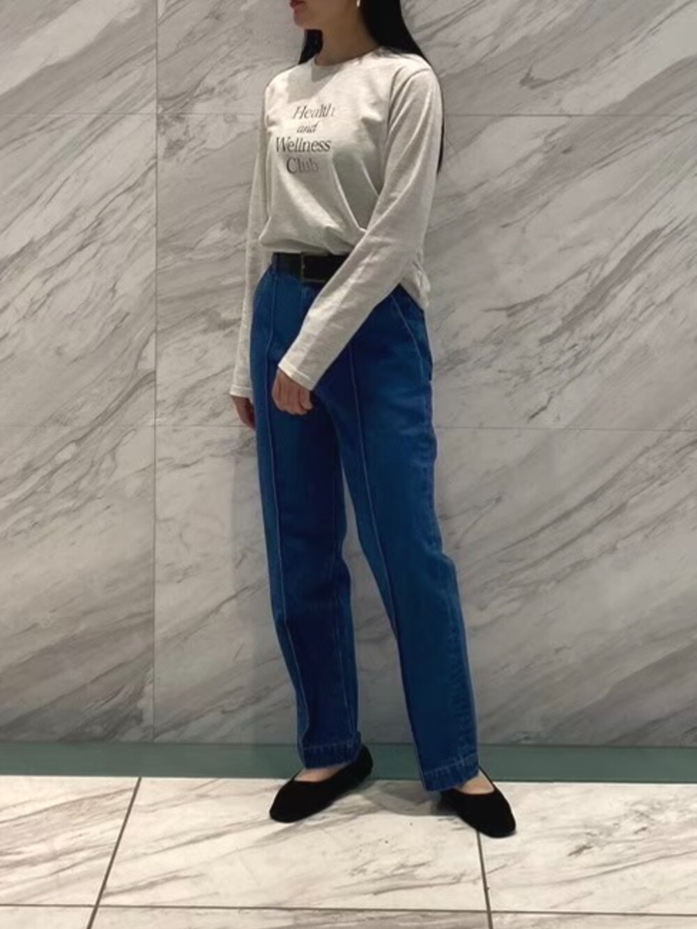 ブルー系のデニムパンツ、グレー系のTシャツ/カットソーを着用したレディースの冬コーディネートの4枚目の写真