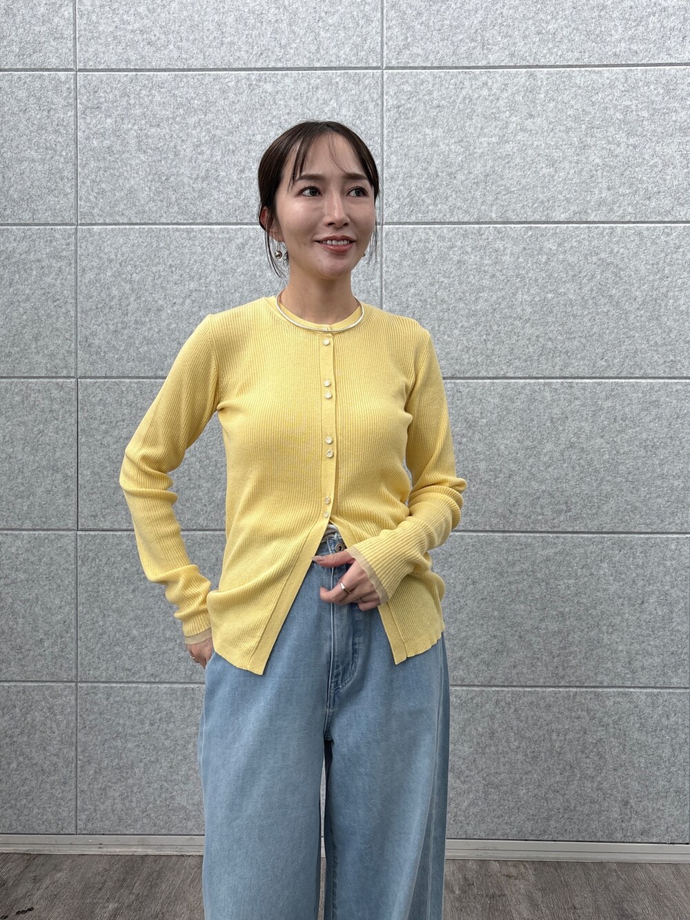 イエロー系のカーディガン/ボレロ、ブルー系のデニムパンツを着用したレディースの夏コーディネートの6枚目の写真