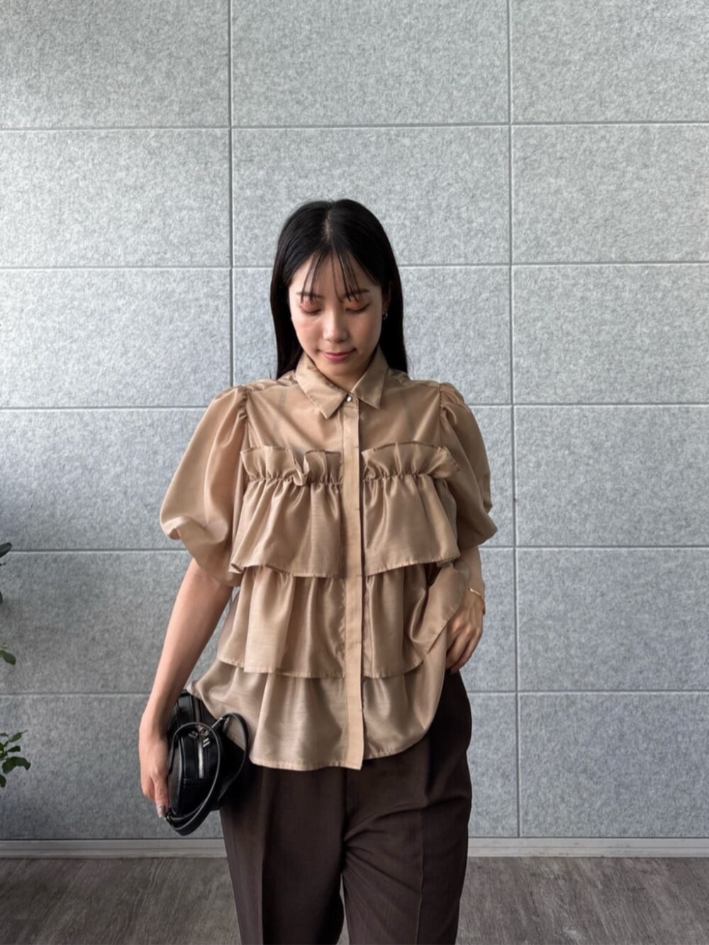 「半袖シャツ、フリル、休日スタイル、シンプルコーデ、きれいめカジュアル、夏コーデ、シアートップス、パンツスタイル、カジュアルガーリー、きれいめコーデ、女子会コーデ、シアーシャツ」｜「cloencの【UVカット／接触冷感／セットアップ／手洗い可】ドライタッチイージーテーパードパンツ（その他パンツ、ブラウン系）」を使った、cloencさん（レディース・158cm）の夏コーディネートの5枚目の写真