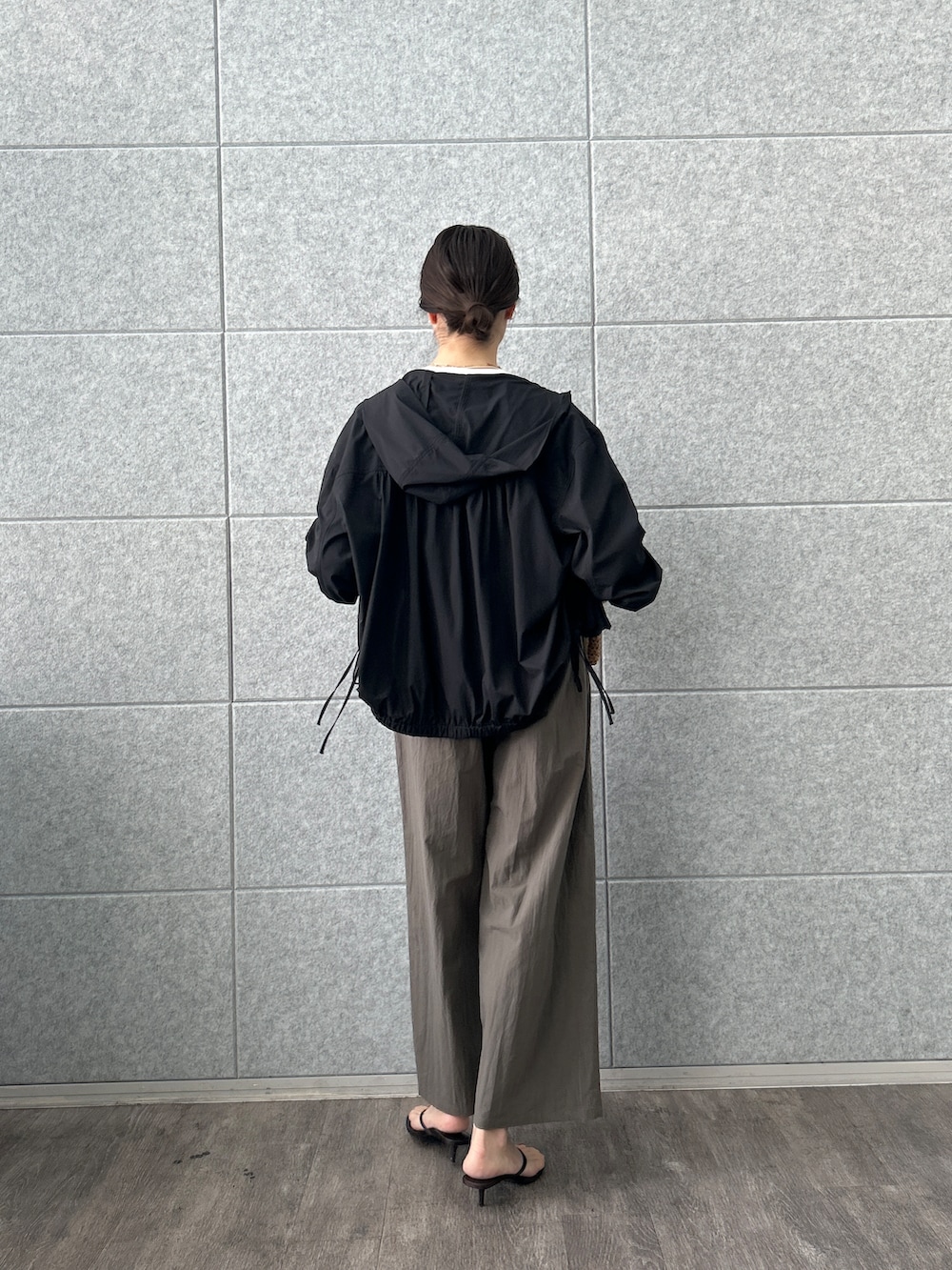 ブラック系のブルゾン、グリーン系のその他パンツを着用したレディースの夏コーディネートの4枚目の写真