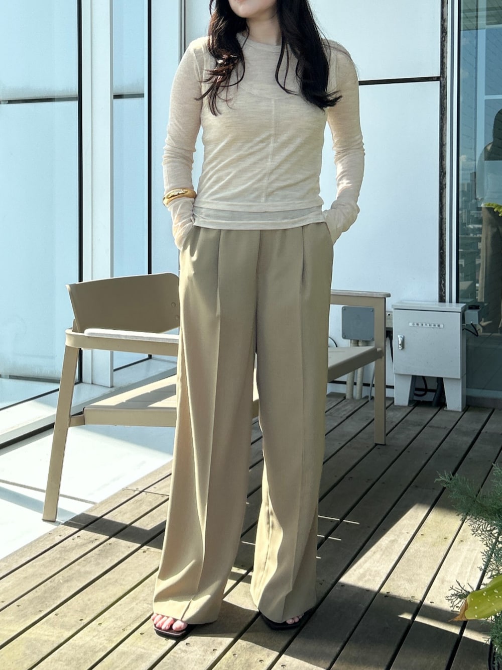 「大人カジュアル、レイヤードスタイル、シンプルコーデ、淡色コーデ、大人かわいい、おでかけコーデ、リラックススタイル、春服コーデ、シースルー、シンプル・ベーシック、休日スタイル、Tシャツ、パンツスタイル、ベージュ、ootd」｜「cloencの【手洗い可】2WAYレイヤードプルオーバー（その他トップス、ベージュ系）」を使った、cloencさん（レディース・157cm）の春コーディネートの6枚目の写真
