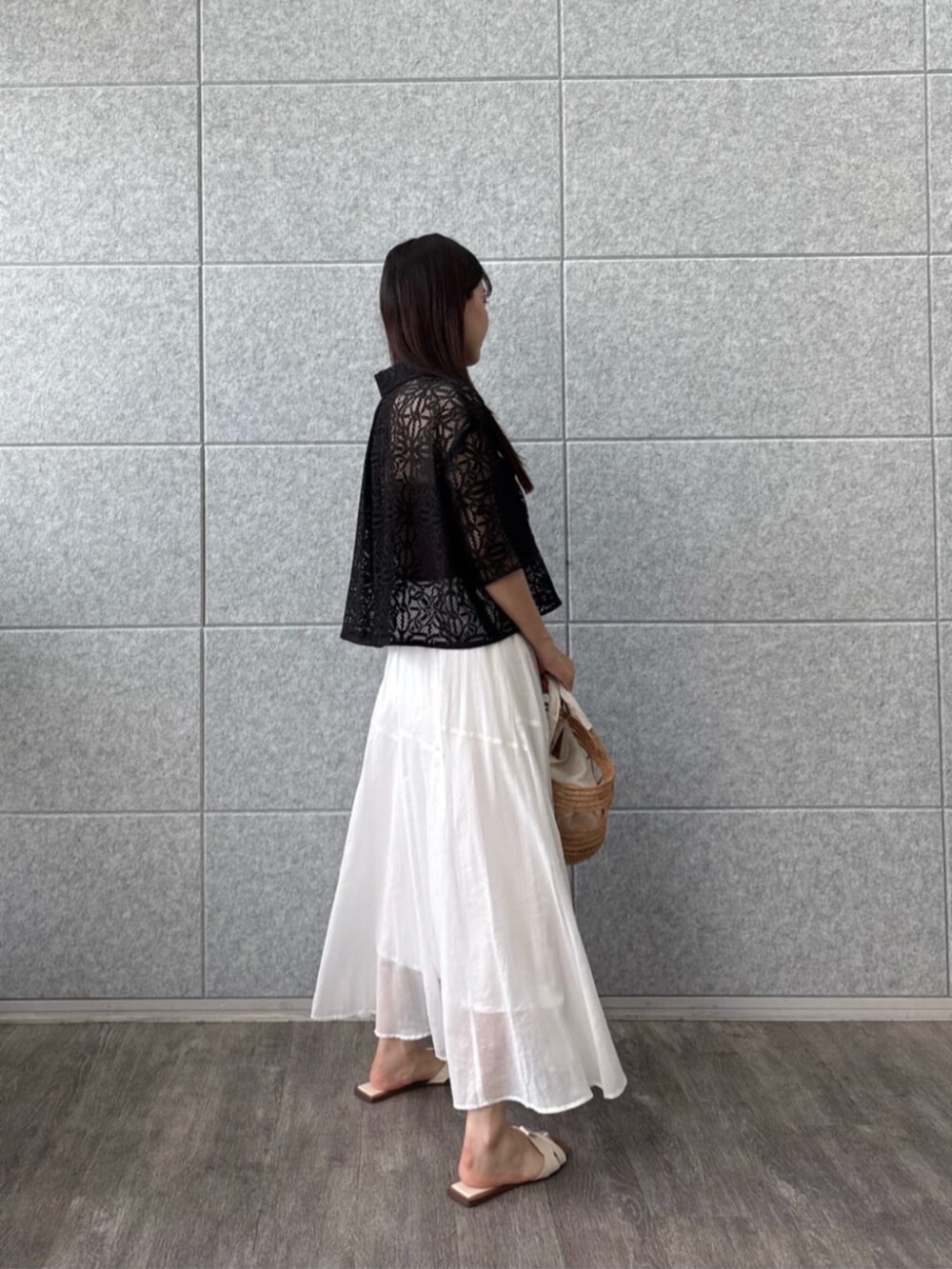 ホワイト系のスカート、ブラック系のシャツ/ブラウスを着用したレディースの夏コーディネートの3枚目の写真