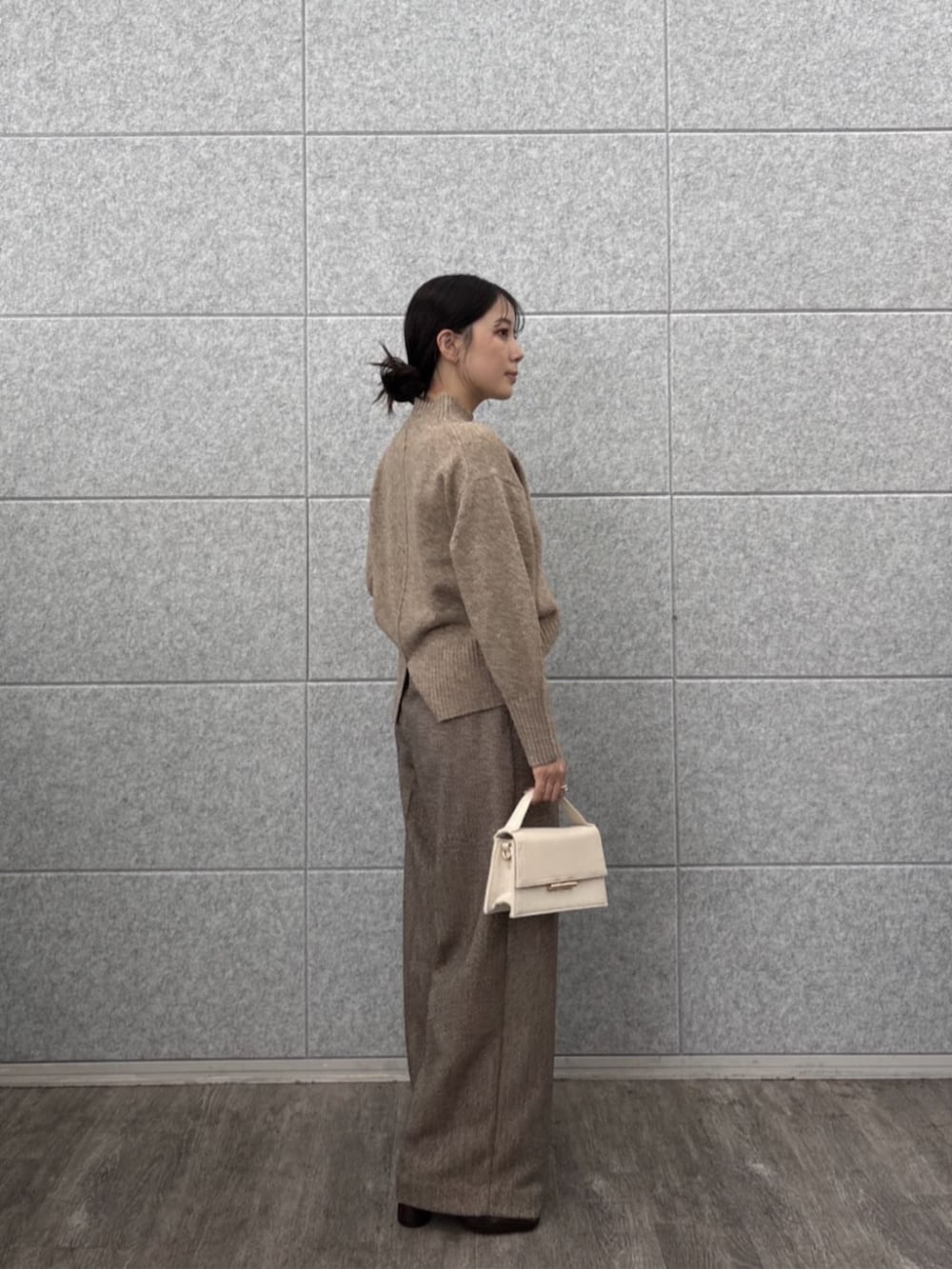 ブラウン系のその他パンツ、ベージュ系のニット/セーターを着用したレディースの秋コーディネートの2枚目の写真