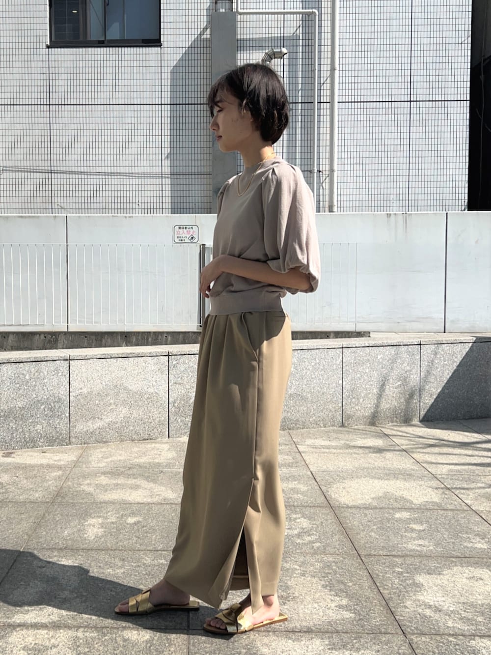 「春色、オトナカジュアル、シンプルスタイル、大人女子、春、淡色コーデ、大人コーデ、お出かけコーデ、ラクチンコーデ、ニット、休日スタイル、オフィスカジュアル、ワントーンコーデ」｜「cloencの【セットアップ／通勤】スリットIラインスカート（スカート、ベージュ系）」を使った、cloencさん（レディース・158cm）の春コーディネートの4枚目の写真