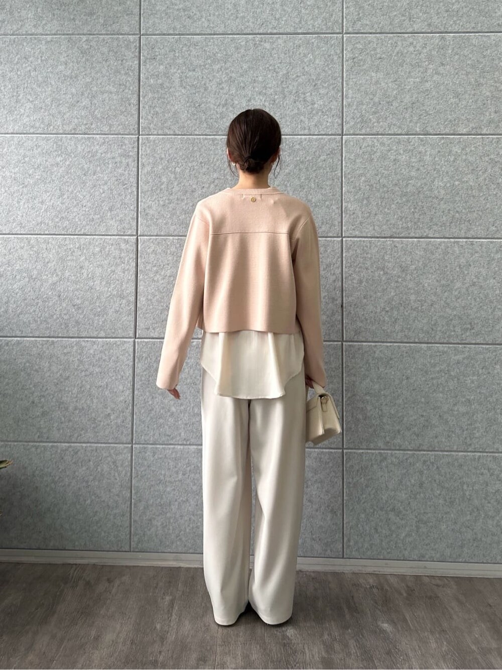 ピンク系のカーディガン/ボレロ、ベージュ系のシャツ/ブラウス、ホワイト系のその他パンツを着用したレディースの冬コーディネートの5枚目の写真