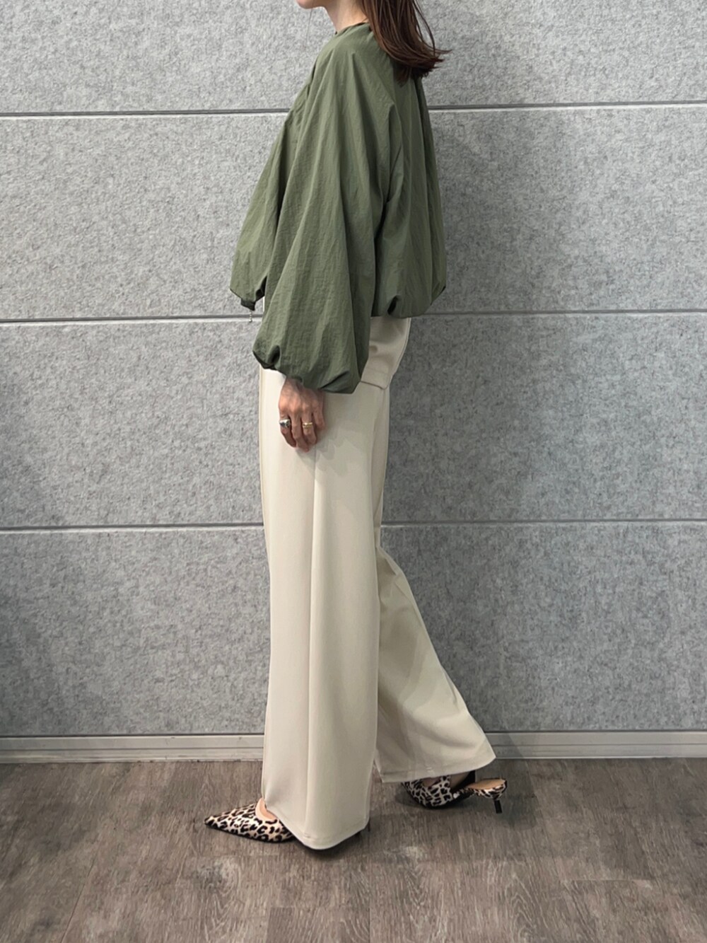 グリーン系のブルゾン、ベージュ系のその他パンツ、ベージュ系のTシャツ/カットソーを着用したレディースの秋コーディネートの4枚目の写真