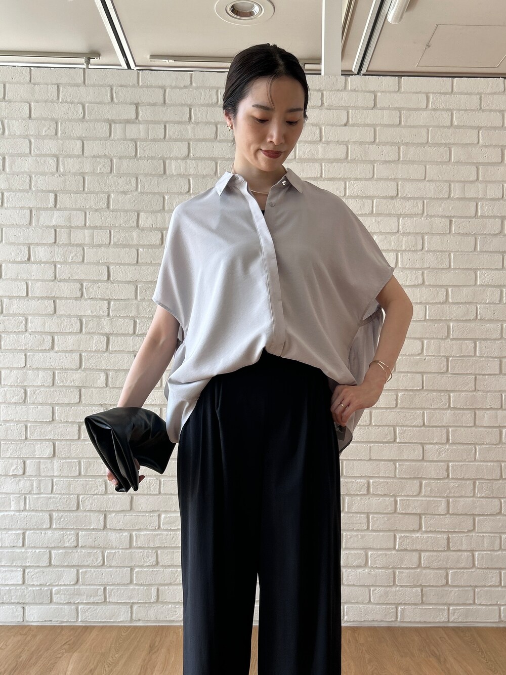 グレー系のシャツ/ブラウス、ブラック系のその他パンツを着用したレディースの春コーディネートの6枚目の写真