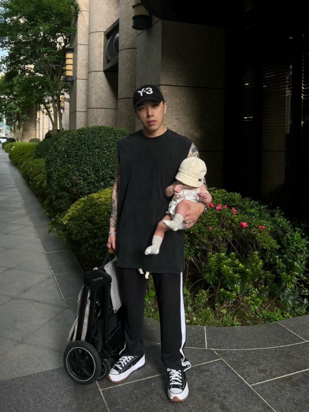 ブラック系のスニーカー、ブラック系のキャップ、シルバー系の腕時計を着用したメンズの夏コーディネートの2枚目の写真