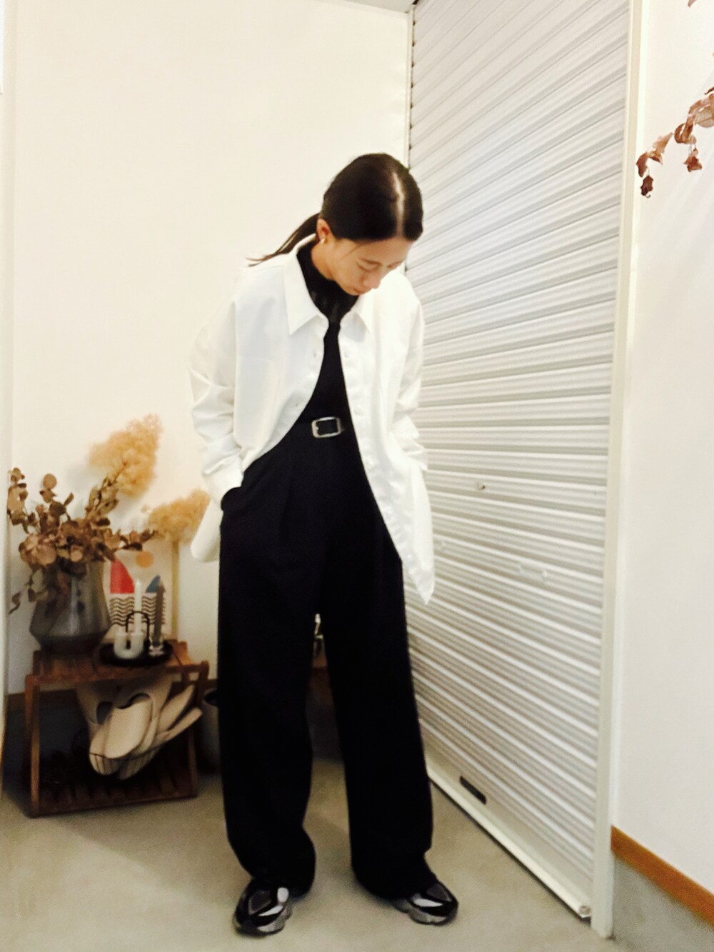 ホワイト系のシャツ/ブラウス、ブラック系のその他パンツ、ブラック系のスニーカーを着用したレディースの秋コーディネートの2枚目の写真