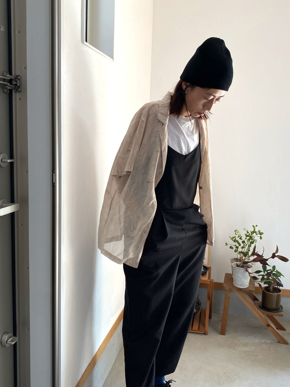 ブラック系のシューズ、ブラック系のニットキャップ/ビーニー、ブルー系のソックス/靴下を着用したレディースの秋コーディネートの2枚目の写真