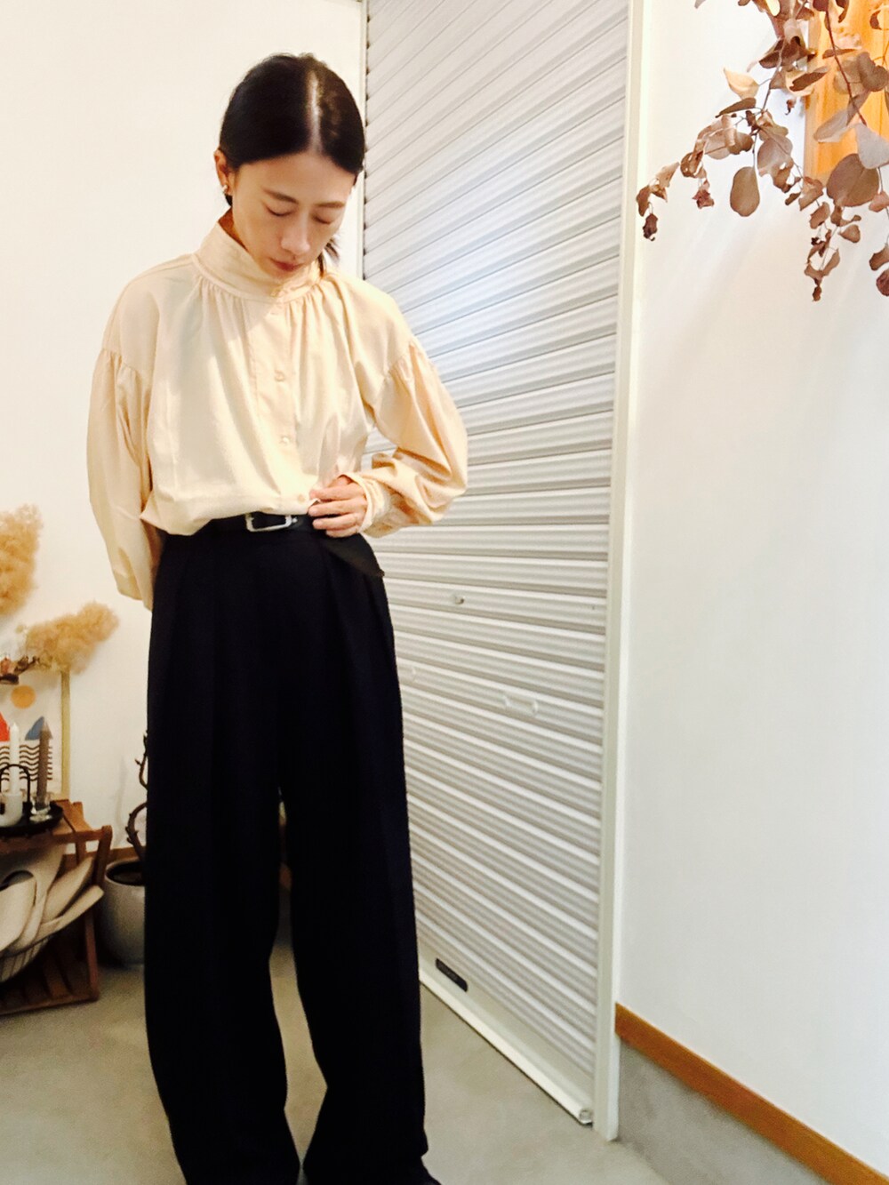 ベージュ系のシャツ/ブラウス、ブラック系のその他パンツ、ブラック系のスニーカーを着用したレディースの秋コーディネートの2枚目の写真