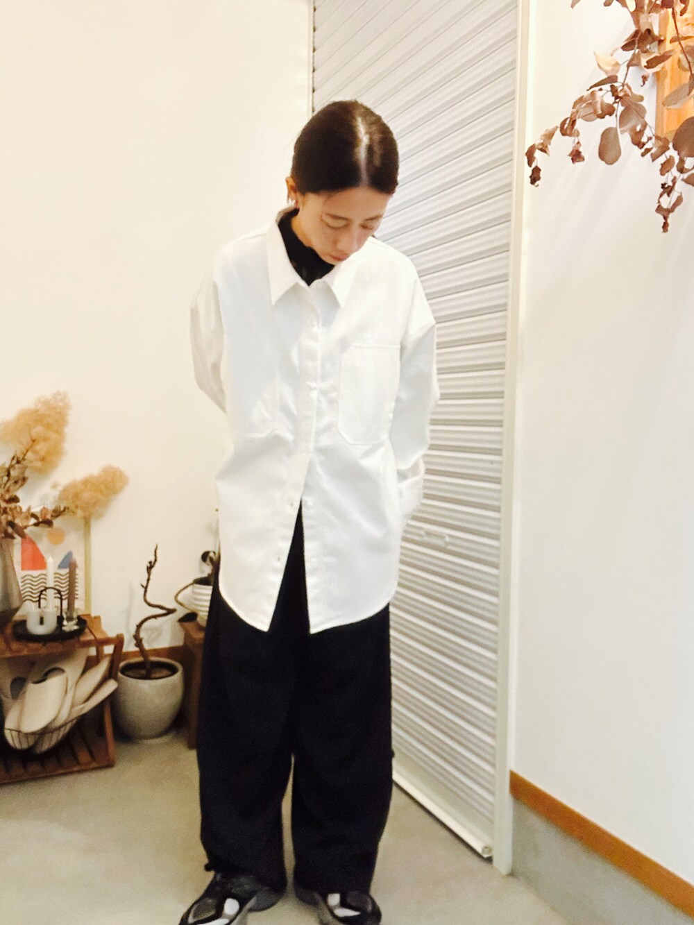 ホワイト系のシャツ/ブラウス、ブラック系のその他パンツ、ブラック系のスニーカーを着用したレディースの秋コーディネートの3枚目の写真