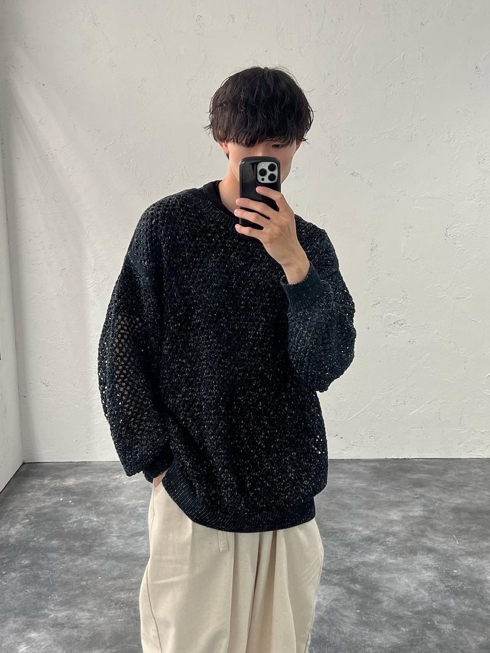 「FUDGEBOYのトラッドスタイル、シンプルコーデ、春夏コーデ、yoke、epnok、clarks、メッシュ、メッシュニット、白パンツ、きれいめカジュアル、低身長コーデ、低身長」｜「YOKEのアイテム（ニット/セーター、ブラック系）」を使った、おさゆうさん（メンズ・168cm）の春コーディネートの3枚目の写真