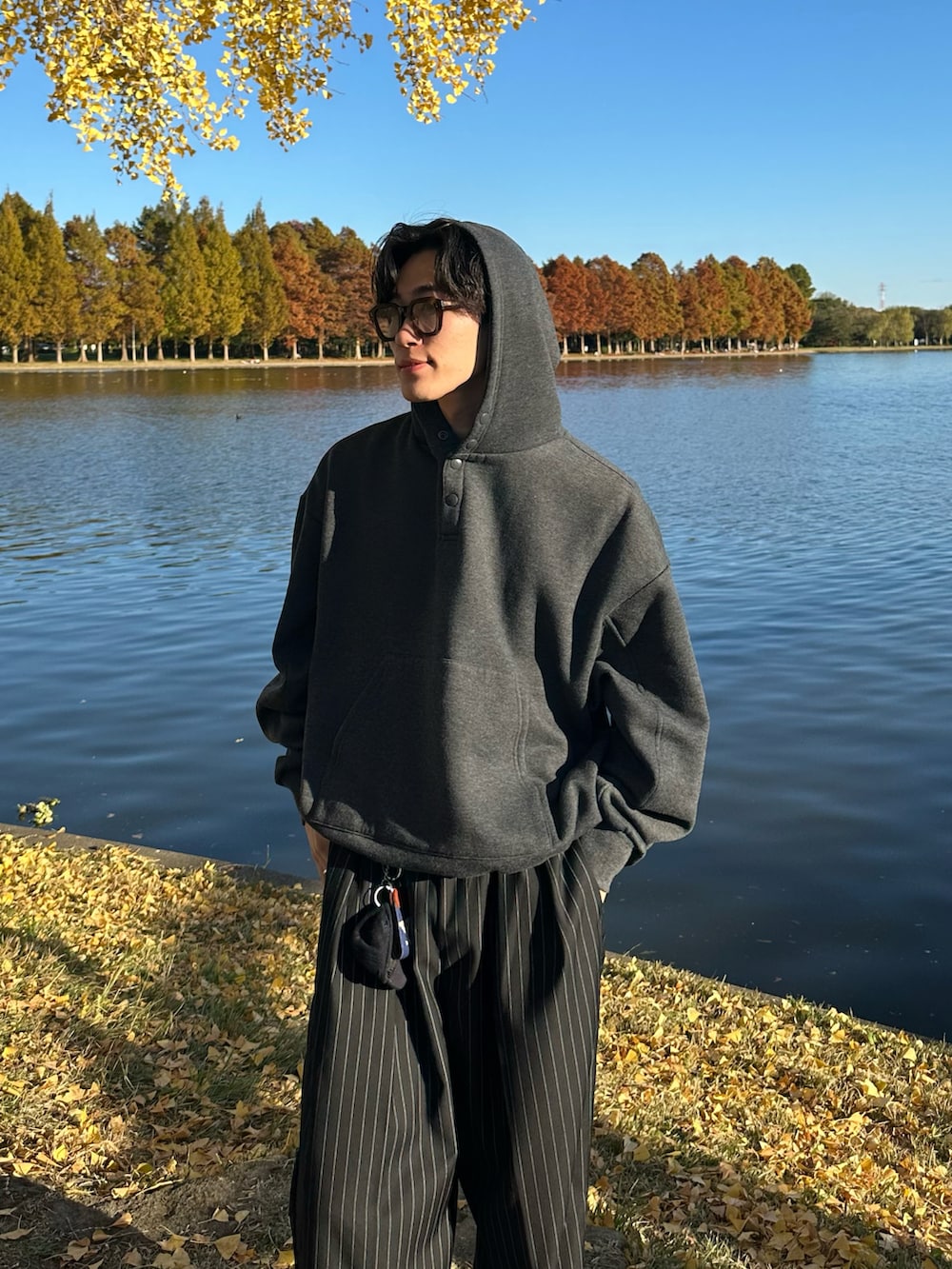 「冬コーデ、マイベストコーデ2024、大人コーデ、シティーボーイ、WETTEMPT、パーカー、きれいめカジュアル」｜「WETTEMPTのFLEECE LINING SNAP PARKA /裏起毛スナップパーカー（パーカー、グレー系）」を使った、おさゆうさん（メンズ・168cm）の冬コーディネートの3枚目の写真