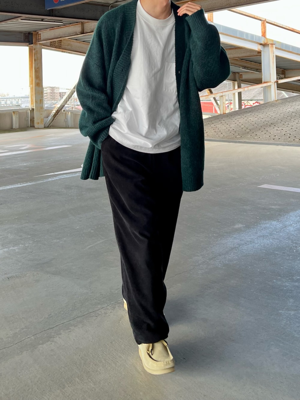 「オトナカジュアル、カーディガン、coda、UNIQLO、UNIQLO U、DAIWA PIER39、clarks、春コーデ、春、グリーン、白Tシャツ」｜「CODAのアイテム（カーディガン/ボレロ、グリーン系）」を使った、おさゆうさん（メンズ・168cm）の冬コーディネートの2枚目の写真