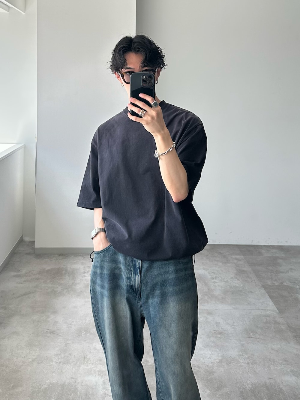 「シンプルスタイル、夏コーデ、きれいめカジュアル、WETTEMPT、Paraboot、Tシャツ、デニム、シティーボーイ」｜「WETTEMPTのGARMENT DYED SPRAY DRAWCORD TEE /ガーメントダイスプレードローコードT（Tシャツ/カットソー、ブラック系）」を使った、おさゆうさん（メンズ・168cm）の春コーディネートの2枚目の写真