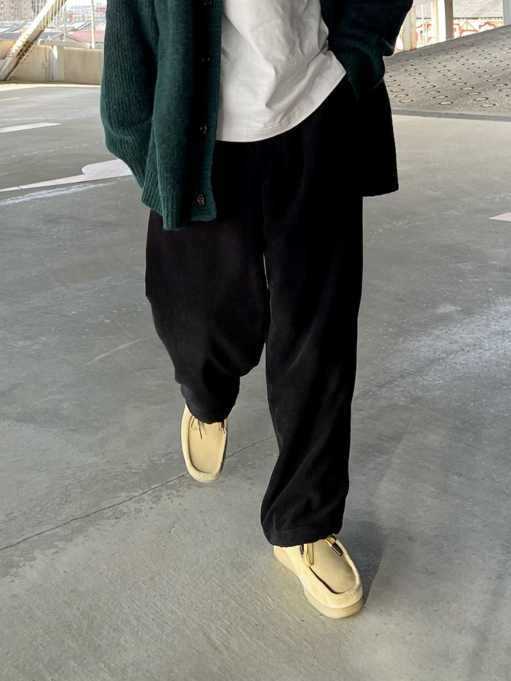 「オトナカジュアル、カーディガン、coda、UNIQLO、UNIQLO U、DAIWA PIER39、clarks、春コーデ、春、グリーン、白Tシャツ」｜「CODAのアイテム（カーディガン/ボレロ、グリーン系）」を使った、おさゆうさん（メンズ・168cm）の冬コーディネートの4枚目の写真