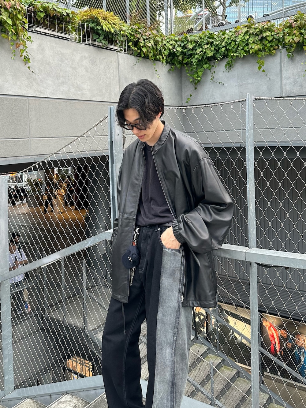 「デニム、秋コーデ、レザー、レザージャケット、ssstein、yoke、VANS、オールブラック」｜「HANESの【Hanes/ヘインズ】 BEEFY-T 2枚セット Tシャツ（Tシャツ/カットソー、ブラック系）」を使った、おさゆうさん（メンズ・168cm）の秋コーディネートの3枚目の写真