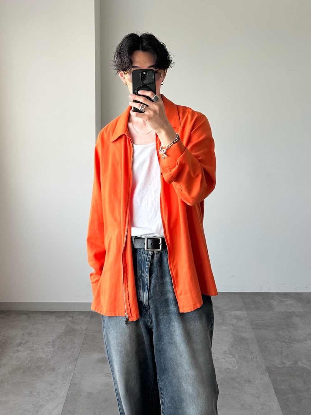 「シャツスタイル、HERMES、WETTEMPT、シャツジャケット、オレンジ、デニム、デニムコーデ、Berwick1707、ローファー、きれいめカジュアル」｜「GILDANの【GILDAN】USA ウルトラコットン タンクトップ GL2200（タンクトップ、ホワイト系）」を使った、おさゆうさん（メンズ・168cm）の春コーディネートの2枚目の写真