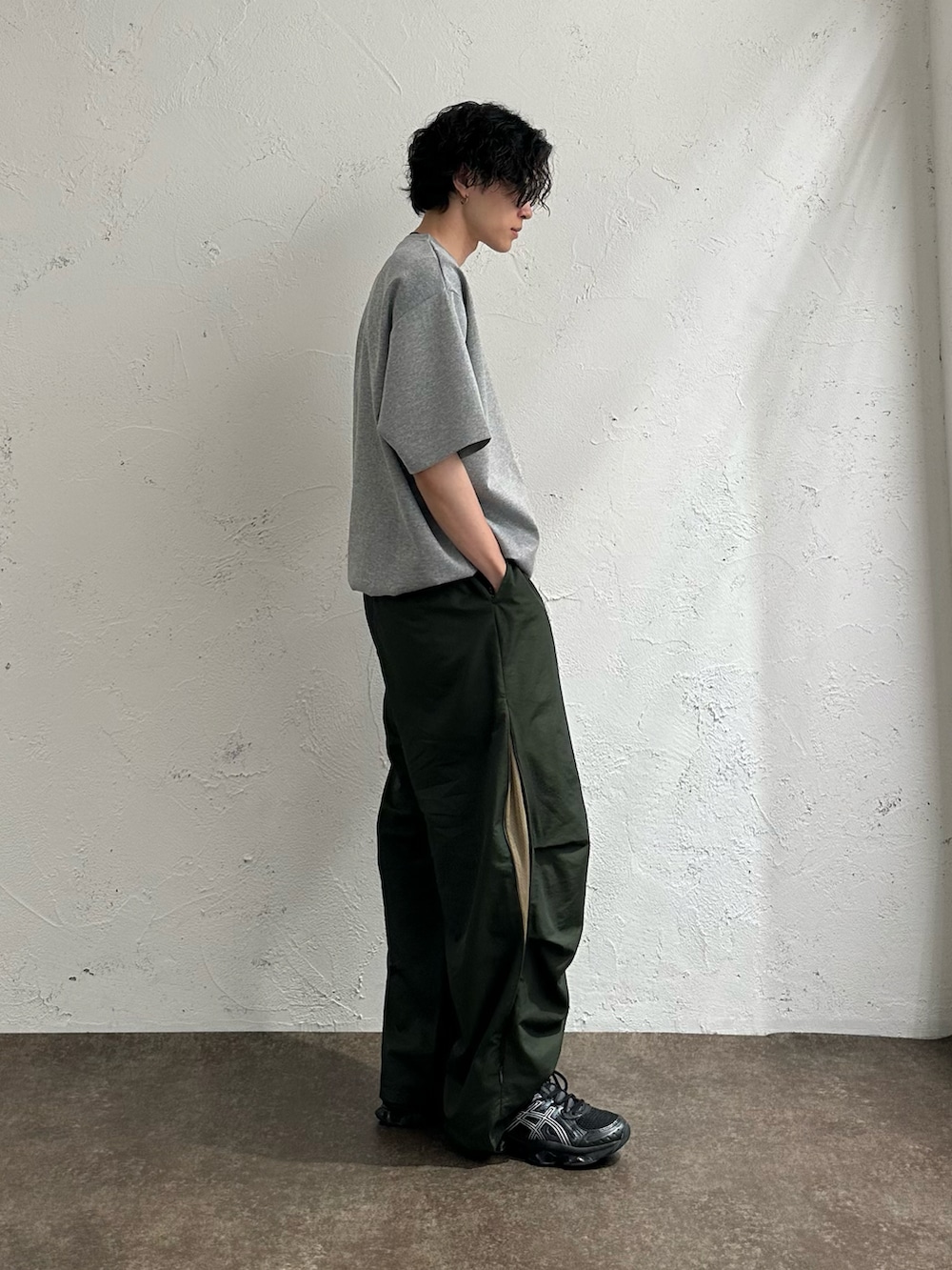 「WETTEMPT、シティーボーイ、グレートップス、ナイロンパンツ、asics」｜「WETTEMPTのPONTE DRAW CORD TEE / ポンチドローコードT（Tシャツ/カットソー、グレー系）」を使った、おさゆうさん（メンズ・168cm）の夏コーディネートの2枚目の写真