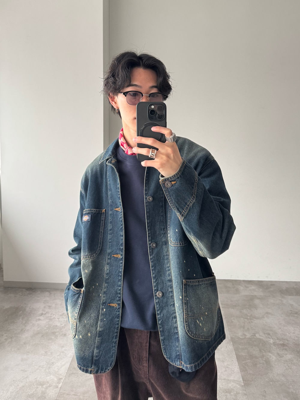 「きれいめカジュアル、WETTEMPT、デニムジャケット、カバーオール、コーデュロイ、コーデュロイパンツ、VANS、アメカジ、シティーボーイ」｜「WETTEMPTの【DICKIES別注】VINTAGE LIKE DENIM COVER ALL / ヴィンテージライクデニムカバーオール（デニムジャケット、ブルー系）」を使った、おさゆうさん（メンズ・168cm）の春コーディネートの2枚目の写真