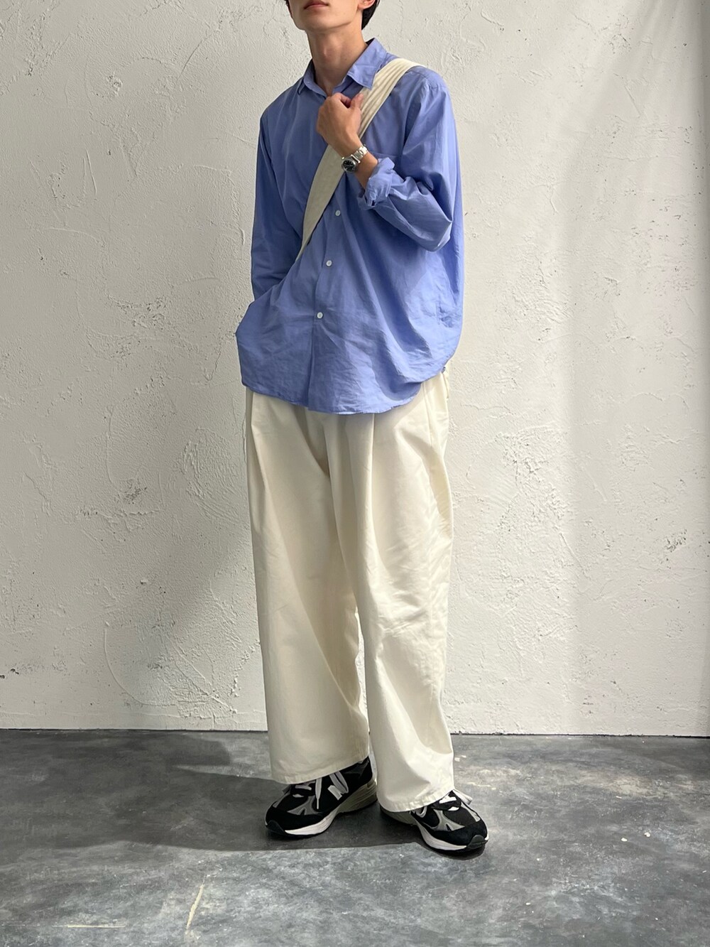「サックスブルー、COMOLI、epnokplus、New Balance、newbalance993、白パンツ、シティーボーイ、きれいめカジュアル」｜「TODAYFULのTODAYFUL(トゥデイフル) "Typewriter Shoulder Bag"タイプライターショルダーバッグ/12121004（ショルダーバッグ、ホワイト系）」を使った、おさゆうさん（メンズ・168cm）の秋コーディネートの2枚目の写真