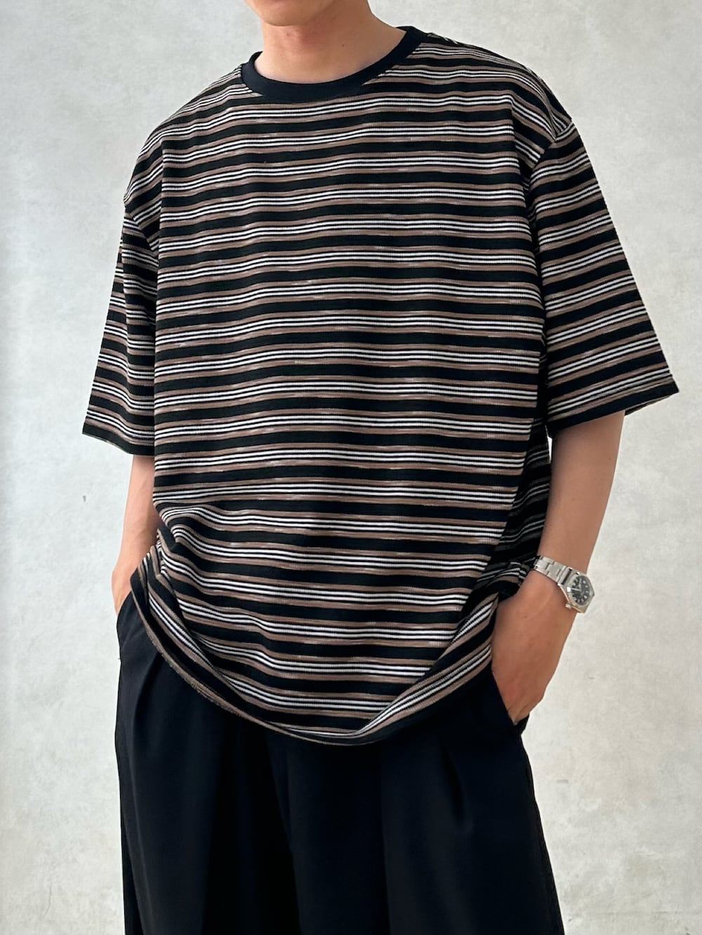 「大人カジュアル、ボーダートップス、ボーダー、マルチボーダー、WETTEMPT、clarks、EYEVAN、きれいめカジュアル、シティーボーイ」｜「WETTEMPTのCREW NECK MULTI BORDER TEE / クルーネックマルチボーダーT（Tシャツ/カットソー、ブラック系）」を使った、おさゆうさん（メンズ・168cm）の夏コーディネートの4枚目の写真