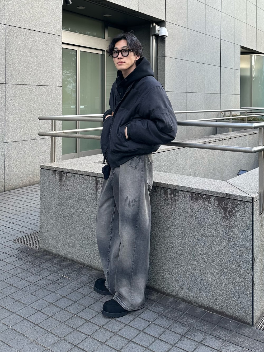 「シンプルスタイル、WETTEMPT、sunsea、グラデーション、デニム、MA-1、パーカー、シティーボーイ」｜「SUNSEAのアイテム（MA-1、ブラック系）」を使った、おさゆうさん（メンズ・168cm）の冬コーディネートの3枚目の写真