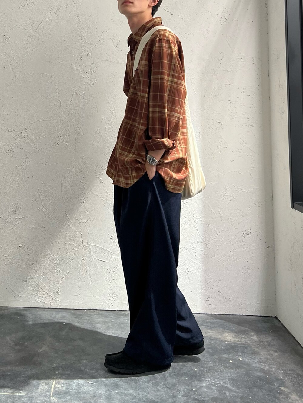 「シンプル、チェック、チェックシャツ、wellder、DAIWAPIER39、clarks、TODAYFUL、秋コーデ」｜「TODAYFULのTODAYFUL(トゥデイフル) "Typewriter Shoulder Bag"タイプライターショルダーバッグ/12121004（ショルダーバッグ、ホワイト系）」を使った、おさゆうさん（メンズ・168cm）の秋コーディネートの2枚目の写真