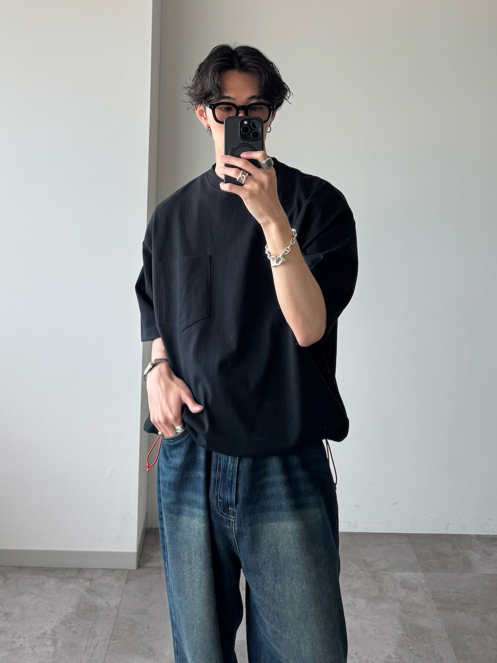 「最近のいい感じコーデ、メンズファッション、きれいめカジュアル、WETTEMPT、Timberland、デニム、Tシャツ、デニムコーデ」｜「WETTEMPTのBICOLOR DRAW CORD TEE / バイカラードローコードT（Tシャツ/カットソー、ブラック系）」を使った、おさゆうさん（メンズ・168cm）の春コーディネートの2枚目の写真