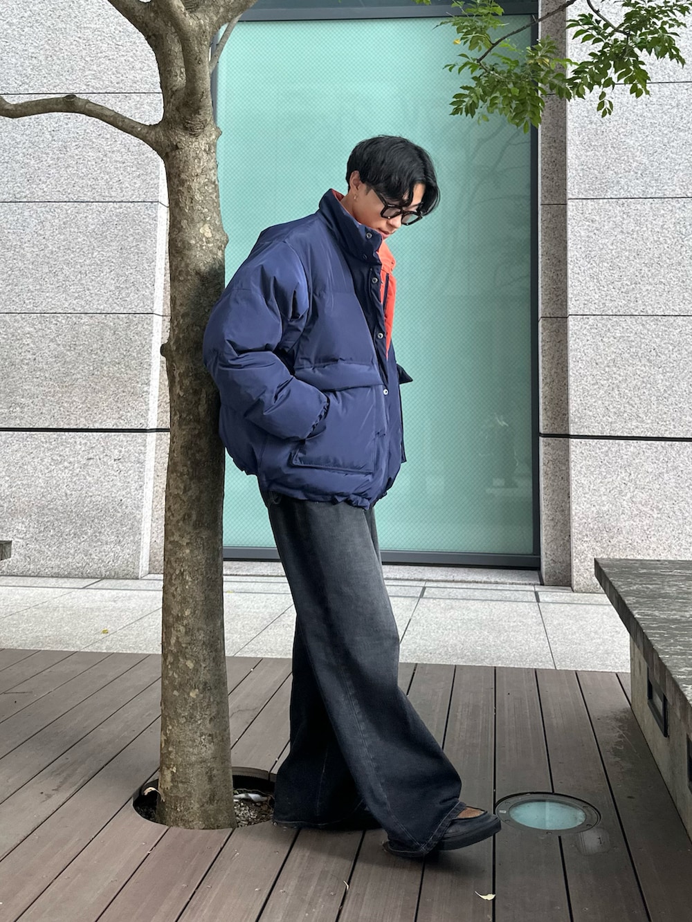 「最近のいい感じコーデ、冬アウター、WETTEMPT、中綿ジャケット、リバーシブル、シティーボーイ、VANS、デニム」｜「WETTEMPTのREVERSIBLE BICOLOR PADDING BLOUSON / リバーシブルバイカラーパディングブルゾン（ブルゾン、ブルー系）」を使った、おさゆうさん（メンズ・168cm）の秋コーディネートの2枚目の写真