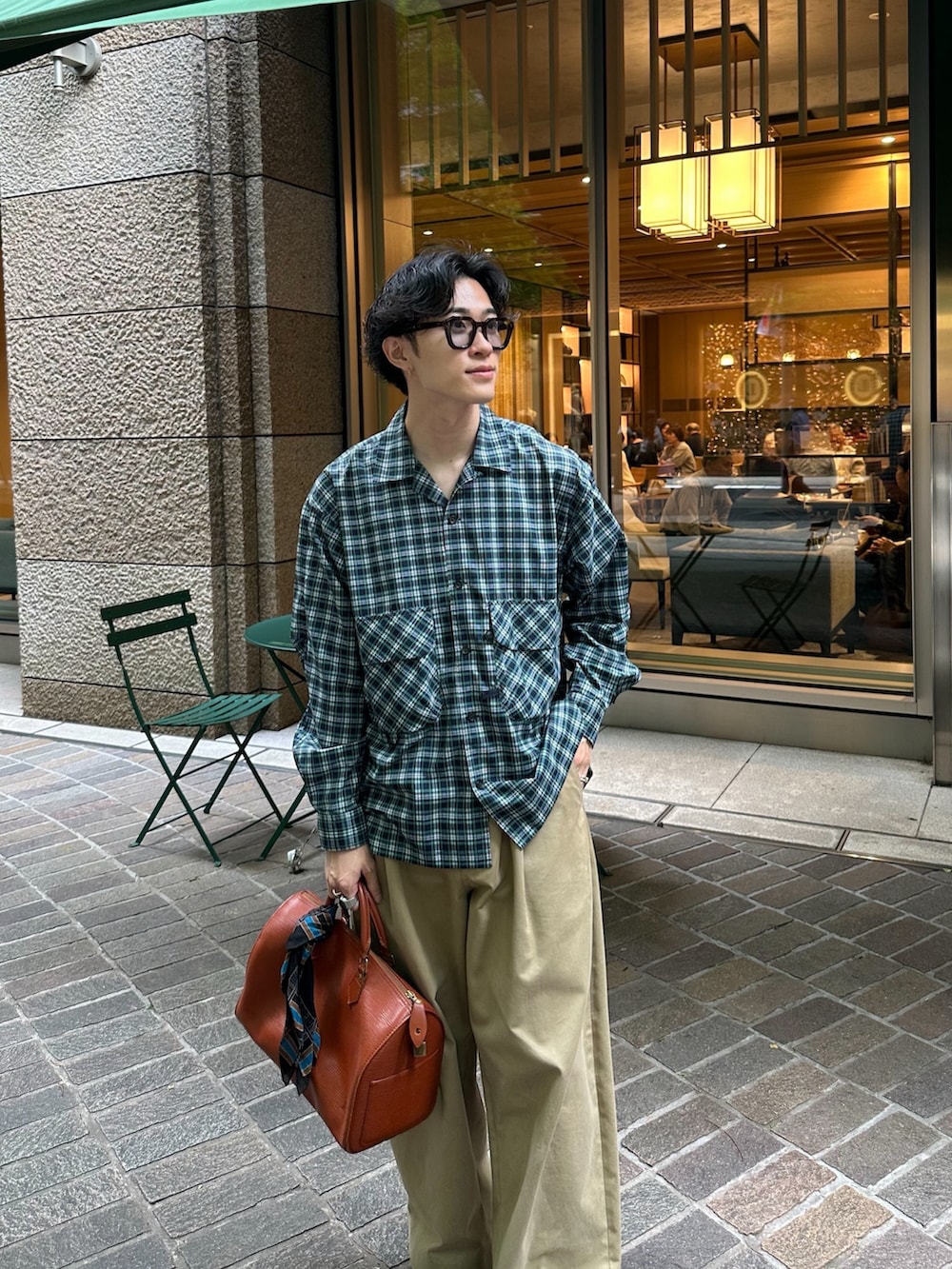 グリーン系のシャツ/ブラウス、ブラウン系のボストンバッグ、ベージュ系のその他パンツを着用したメンズの夏コーディネートの3枚目の写真